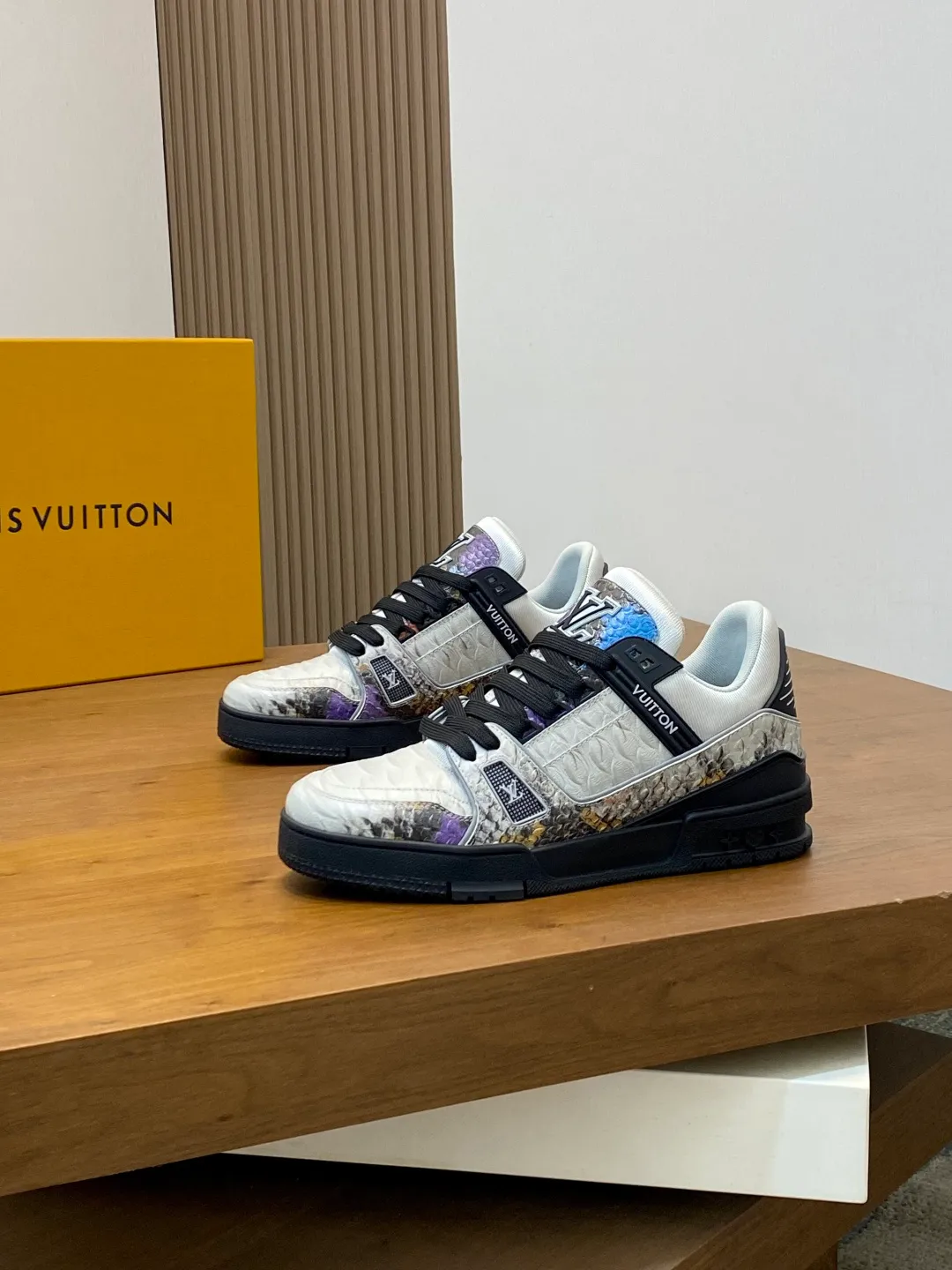Men's shoes 💰900 LV TRAINER python pattern sneakers for men are shipped. The early version of the LV Vuitton World official website is made of gorgeous python patterns stitched together in different parts. The creative inspiration drawn from retro basketball shoes continues the classic style and incorporates colorful natural patterns to create this new sneaker. The side is decorated with the Vuitton logo, the tongue and heel are decorated with LV letters, and the classic rubber outsole is decorated with Monogram flowers. Needless to say, the comfort of Lujia's shoes is very masculine! Completely packaged! Size: 39-40-41-42-43-44 standard leather shoe size (38/45/46 can be customized and does not support returns or exchanges)